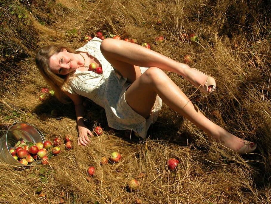 15P Amateur Tasty Trixie derrama um alqueire de maçãs antes de ficar nua ao ar livre