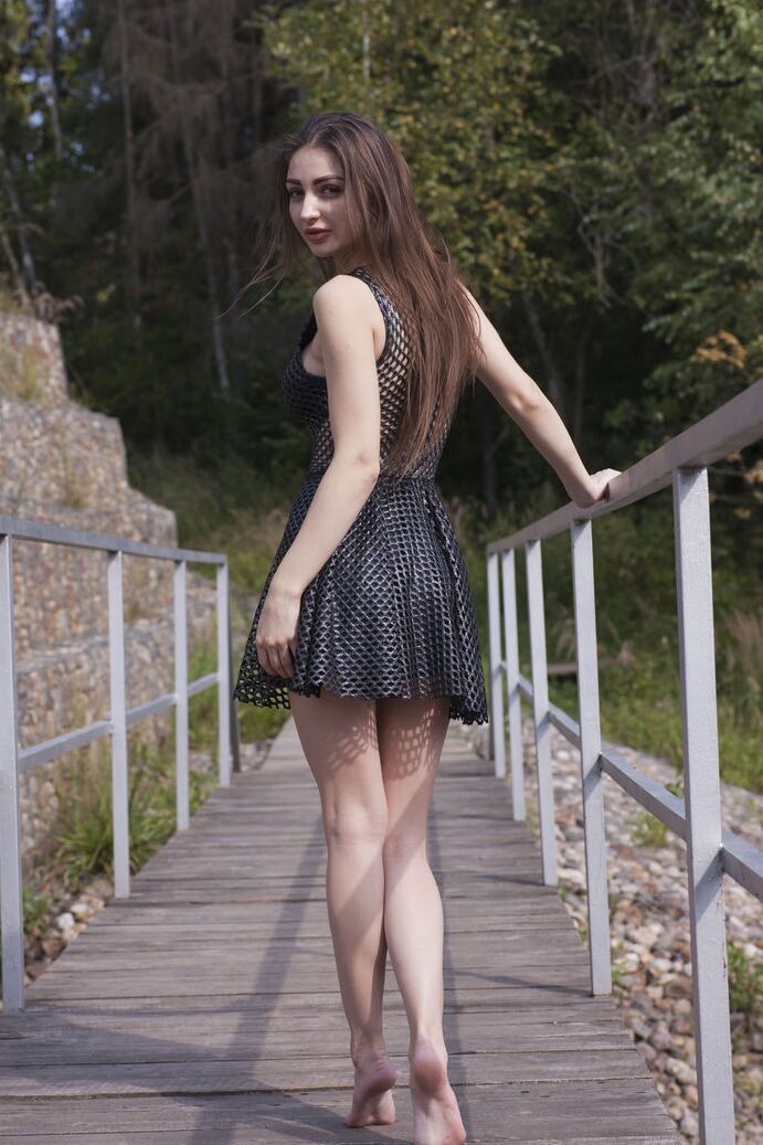 20P Adolescente magra expõe sua buceta careca antes de mostrar sua bela bunda e peitos lá fora