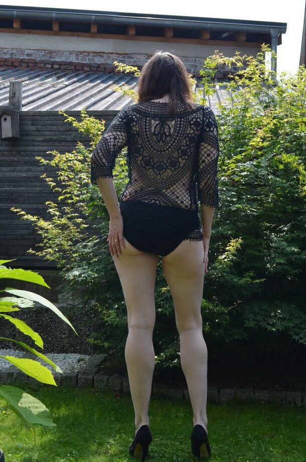 20P Maduro amador Hot MILF mostra seus seios naturais no quintal