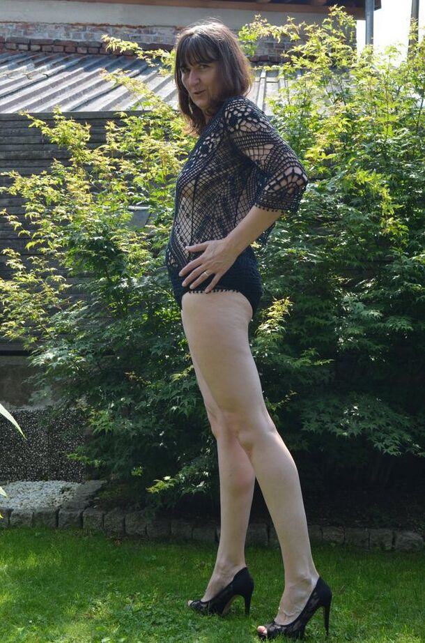 20P Maduro amador Hot MILF mostra seus seios naturais no quintal