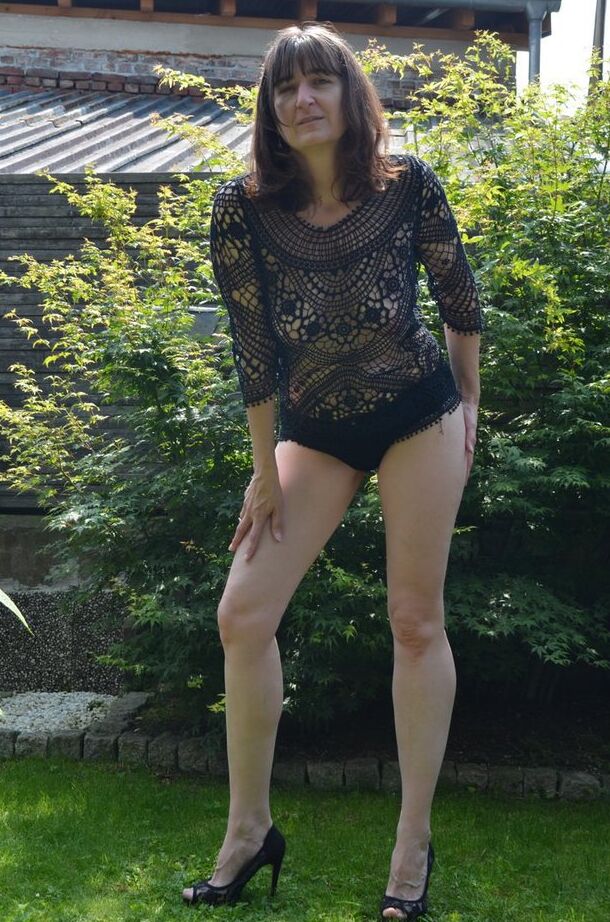 20P Maduro amador Hot MILF mostra seus seios naturais no quintal