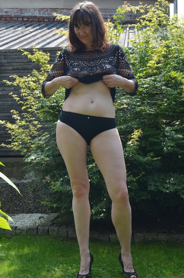 20P Maduro amador Hot MILF mostra seus seios naturais no quintal