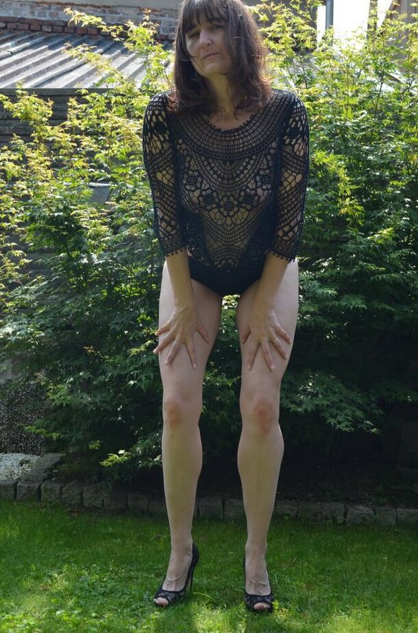 20P Maduro amador Hot MILF mostra seus seios naturais no quintal