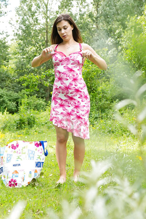 16P Le mannequin amateur Amelia B tire sa culotte sur son cul nu en plein air dans les bois.