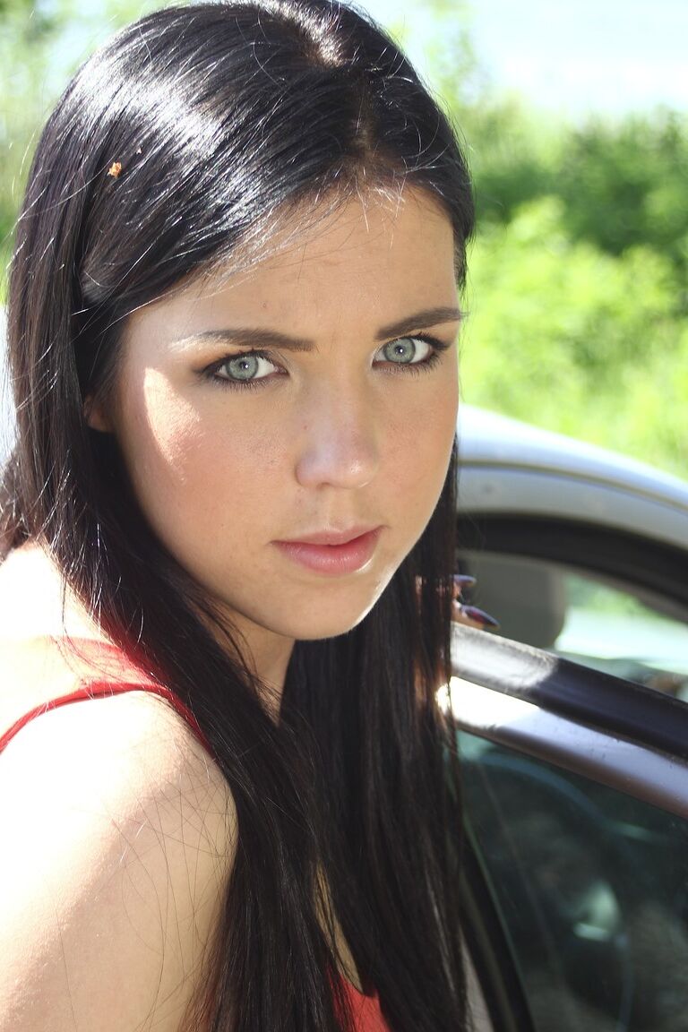 21P Impressionante adolescente peituda Pernilla se masturbando até o orgasmo no carro