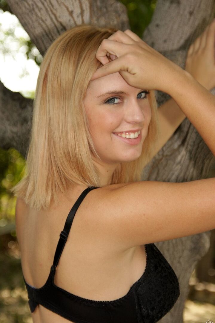 16P Loira amadora Jessika mostra calcinha levantada antes de modelar nua no quintal