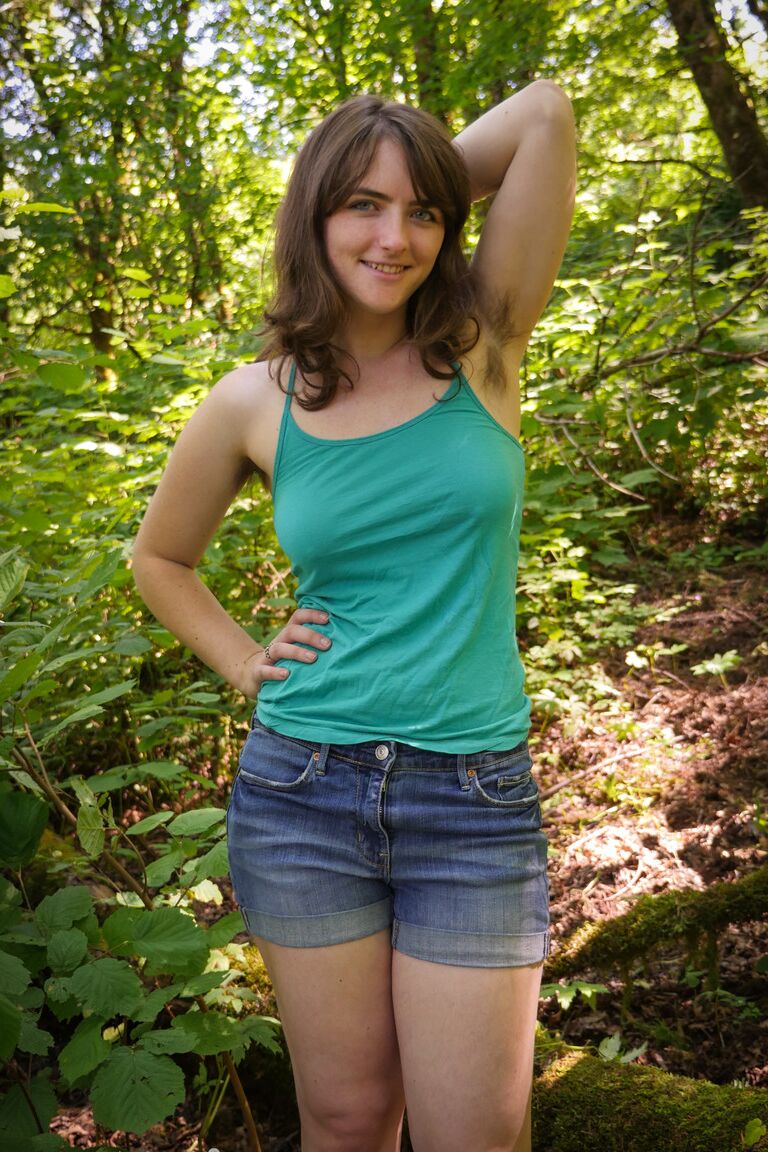 13P Garota amadora descobre grandes coisas naturais antes de brincar com seu castor na floresta