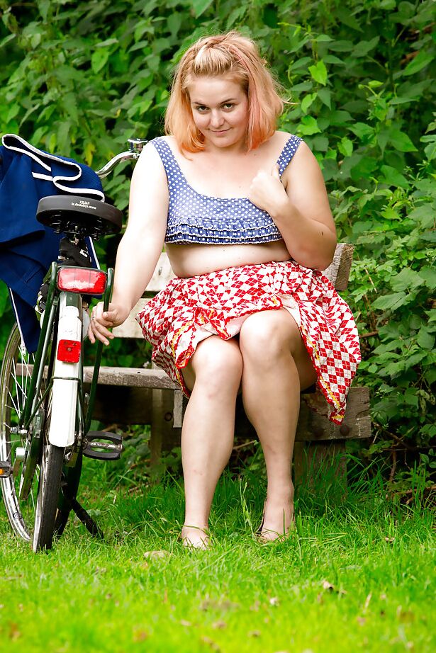 16P La gordita amateur Poppy C se quita la blusa y la falda para masturbarse al aire libre