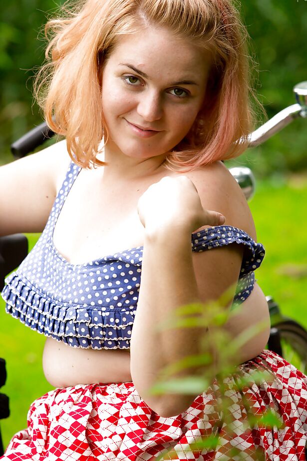 16P La gordita amateur Poppy C se quita la blusa y la falda para masturbarse al aire libre