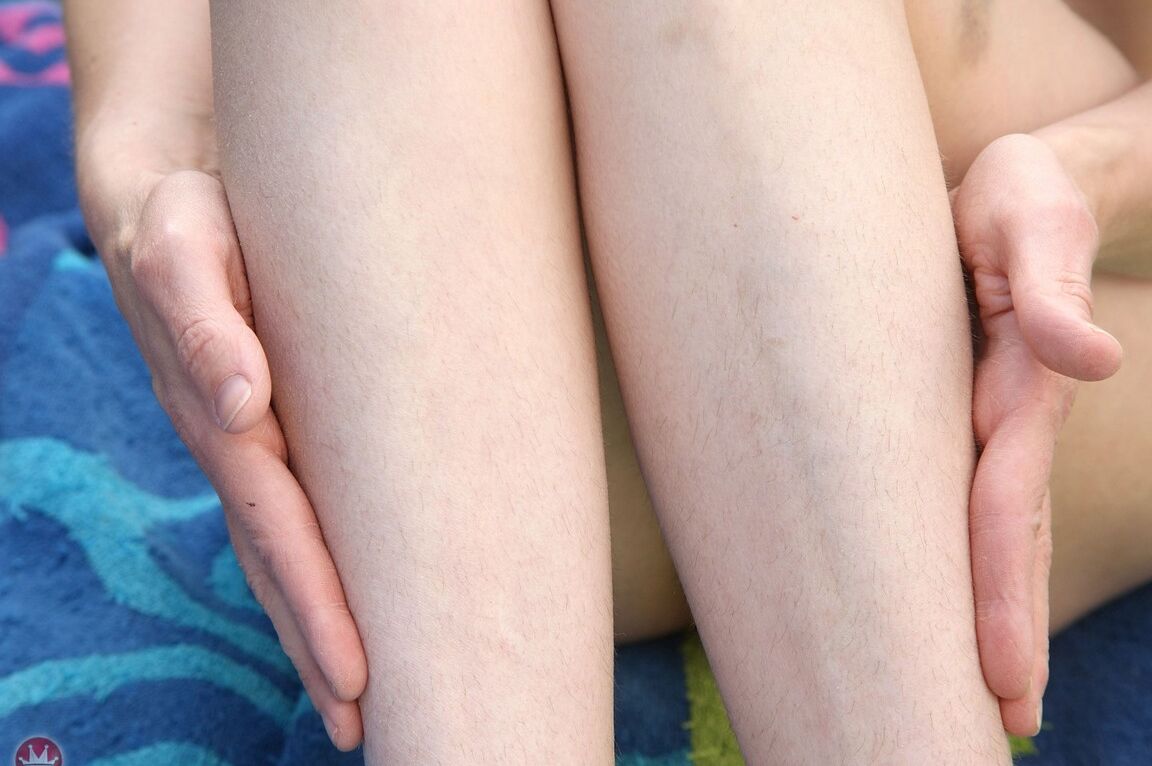 21P La esposa tetona Trixie se quita su colorido bikini al aire libre
