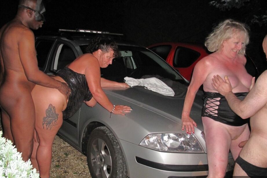 20P Übergewichtige reife Frauen nehmen am Gruppensex über der Motorhaube teil