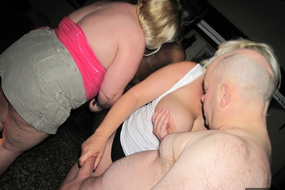 20P Übergewichtige reife Frauen nehmen am Gruppensex über der Motorhaube teil