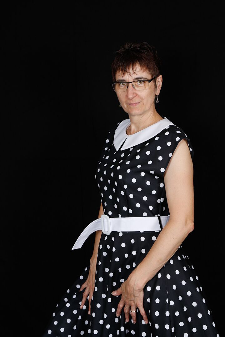 16P Une amatrice plus âgée enlève une robe à pois et des sous-vêtements avec ses lunettes