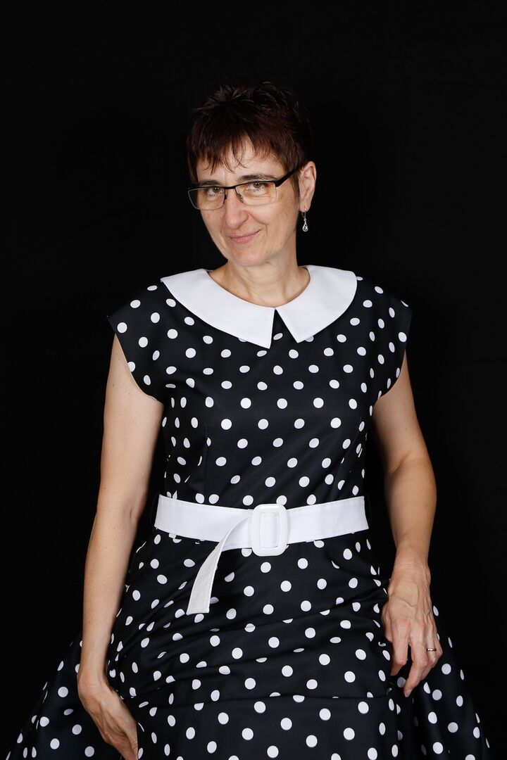16P Une amatrice plus âgée enlève une robe à pois et des sous-vêtements avec ses lunettes