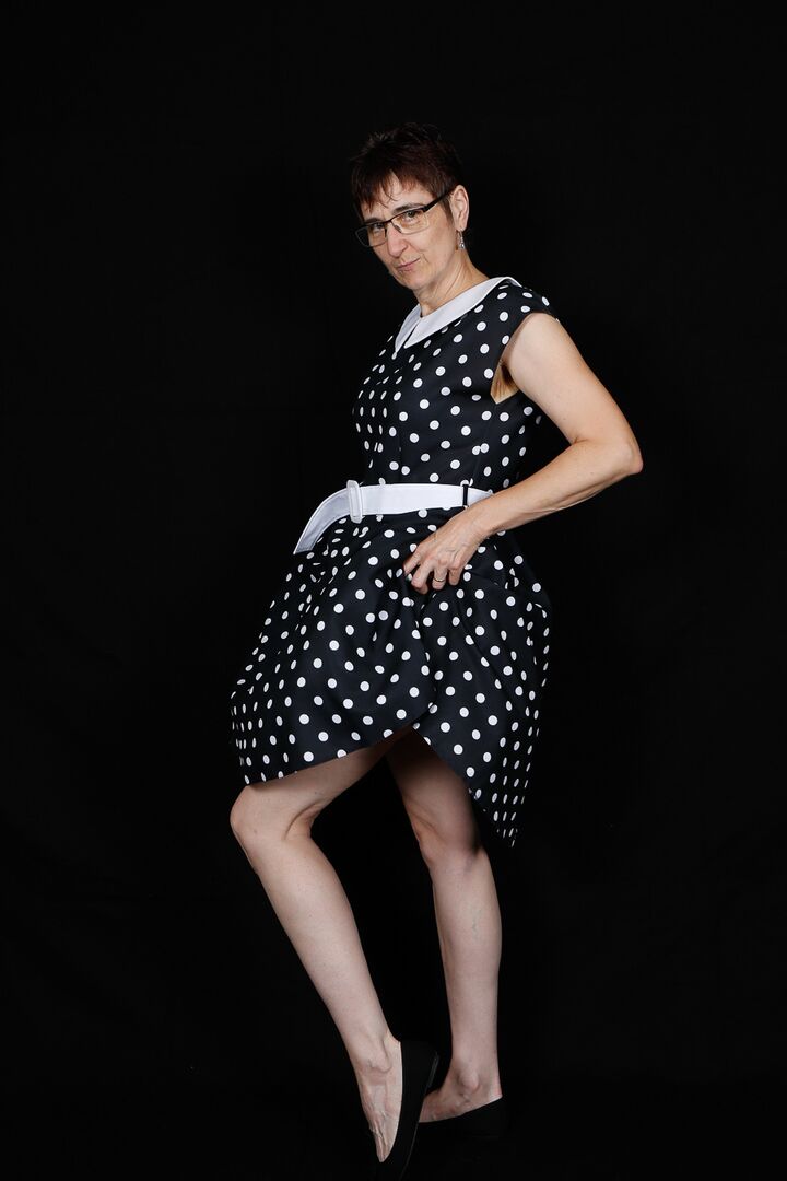 16P Une amatrice plus âgée enlève une robe à pois et des sous-vêtements avec ses lunettes