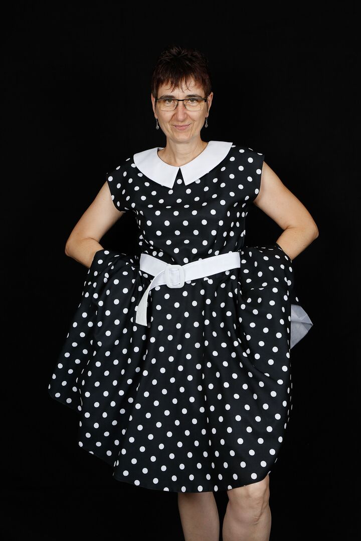 16P Une amatrice plus âgée enlève une robe à pois et des sous-vêtements avec ses lunettes