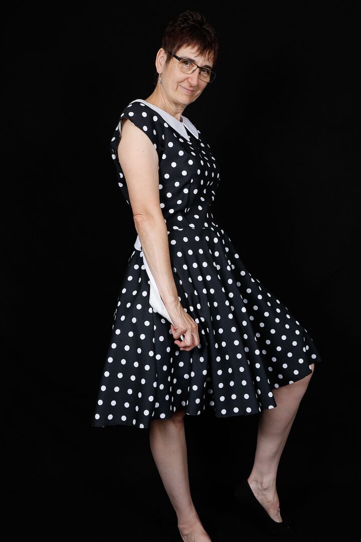 16P Une amatrice plus âgée enlève une robe à pois et des sous-vêtements avec ses lunettes