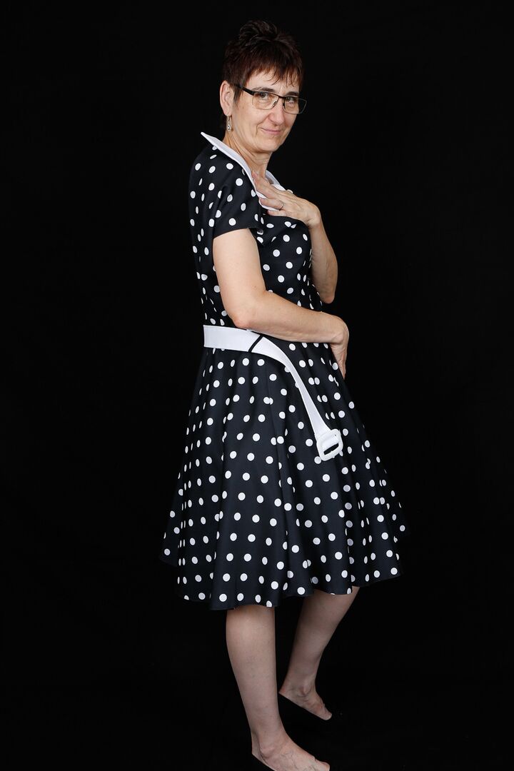 16P Une amatrice plus âgée enlève une robe à pois et des sous-vêtements avec ses lunettes