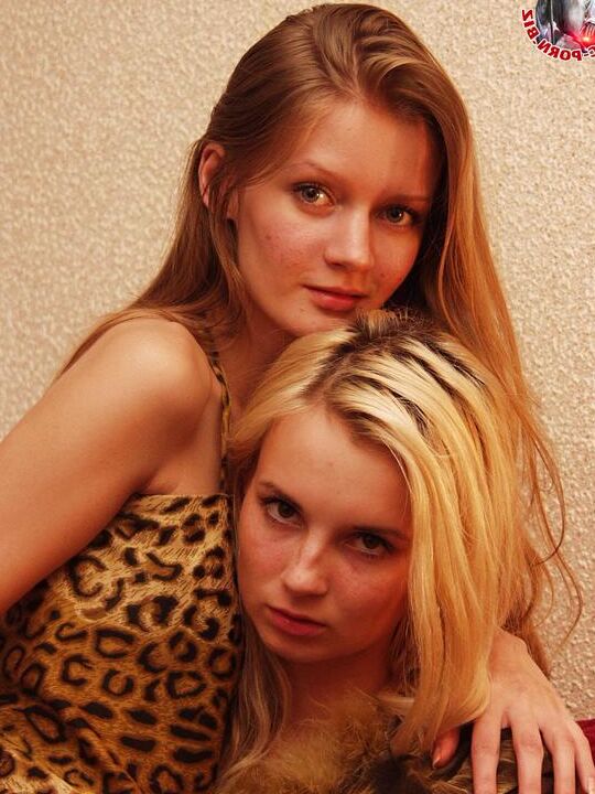 16P Lesbianas jóvenes flacas se acarician después de desnudarse totalmente
