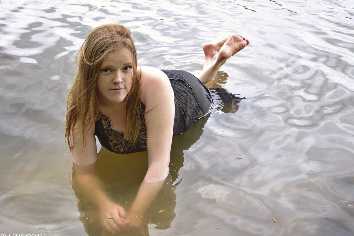 16P Rothaarige Amateurin Luscious Models watet in Dessous in ein Gewässer