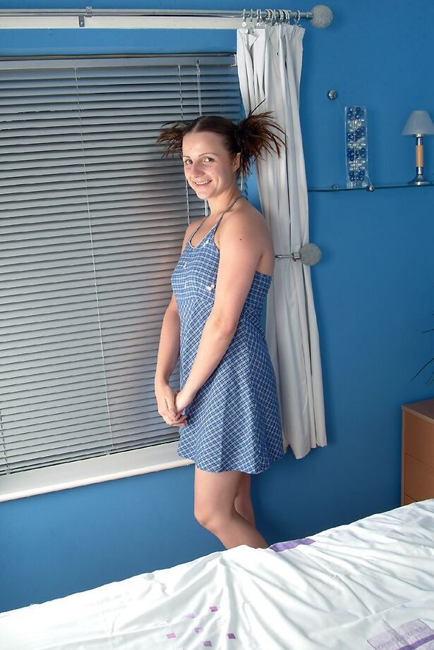 21P Adorável adolescente com cabelo maluco Martine mostra sua bunda incrível e se masturba