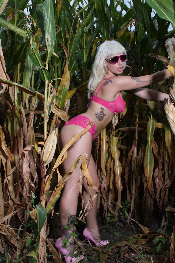 15P La blonde tatouée Lynn Pops se déshabille dans un champ de maïs