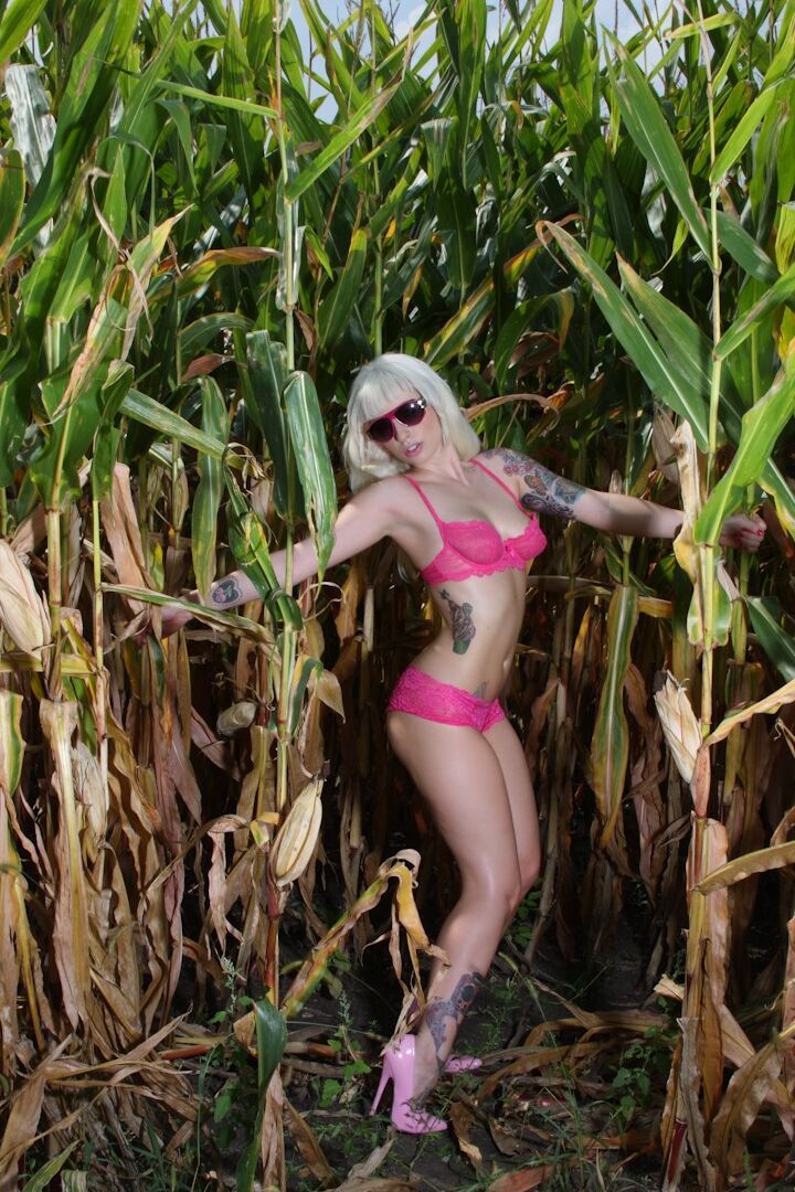 15P La blonde tatouée Lynn Pops se déshabille dans un champ de maïs