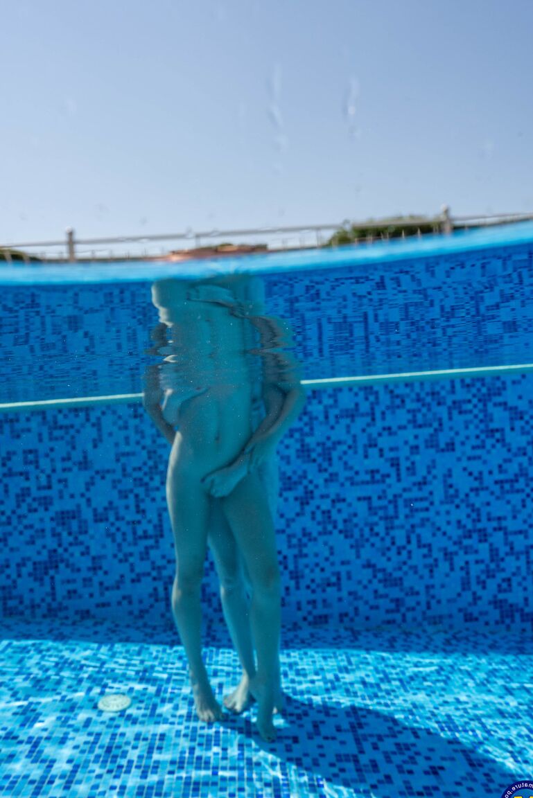 21P Las amateurs Mackenzie Page y Mona Blue se frotan el chocho en la piscina