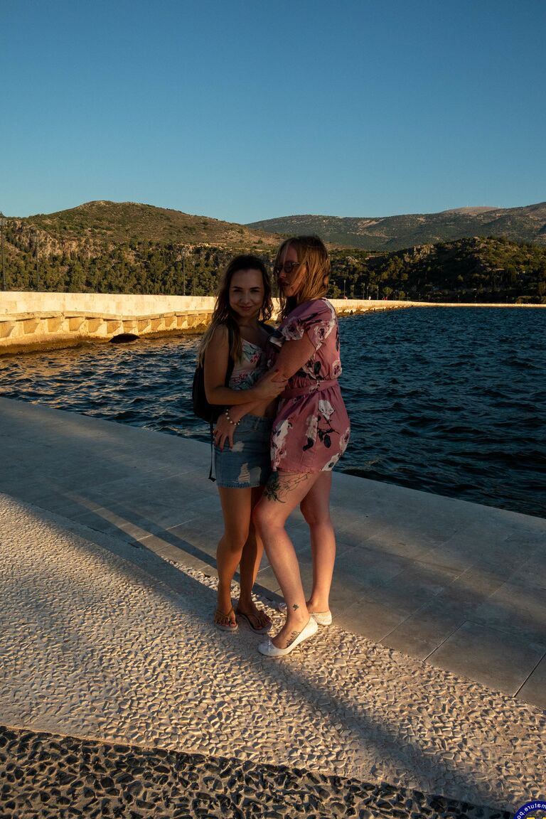 21P Las amateurs Mackenzie Page y Mona Blue se frotan el chocho en la piscina