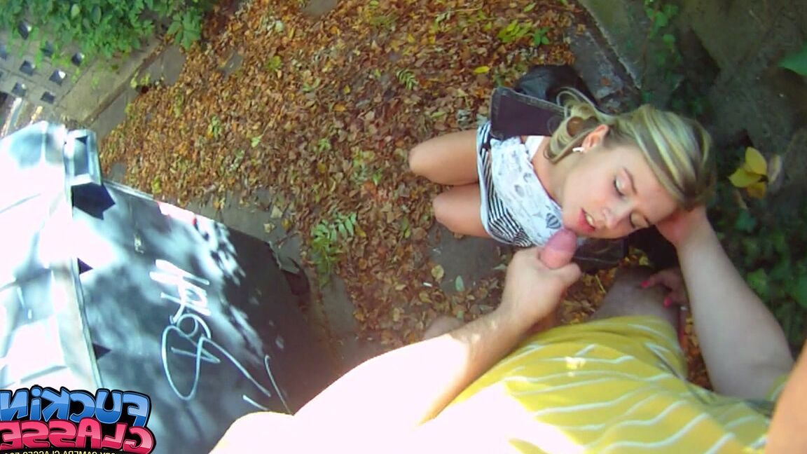 21P ティーン ケリー キャンディが男の前にひざまずき、セックスの前に熱いフェラを彼に与える