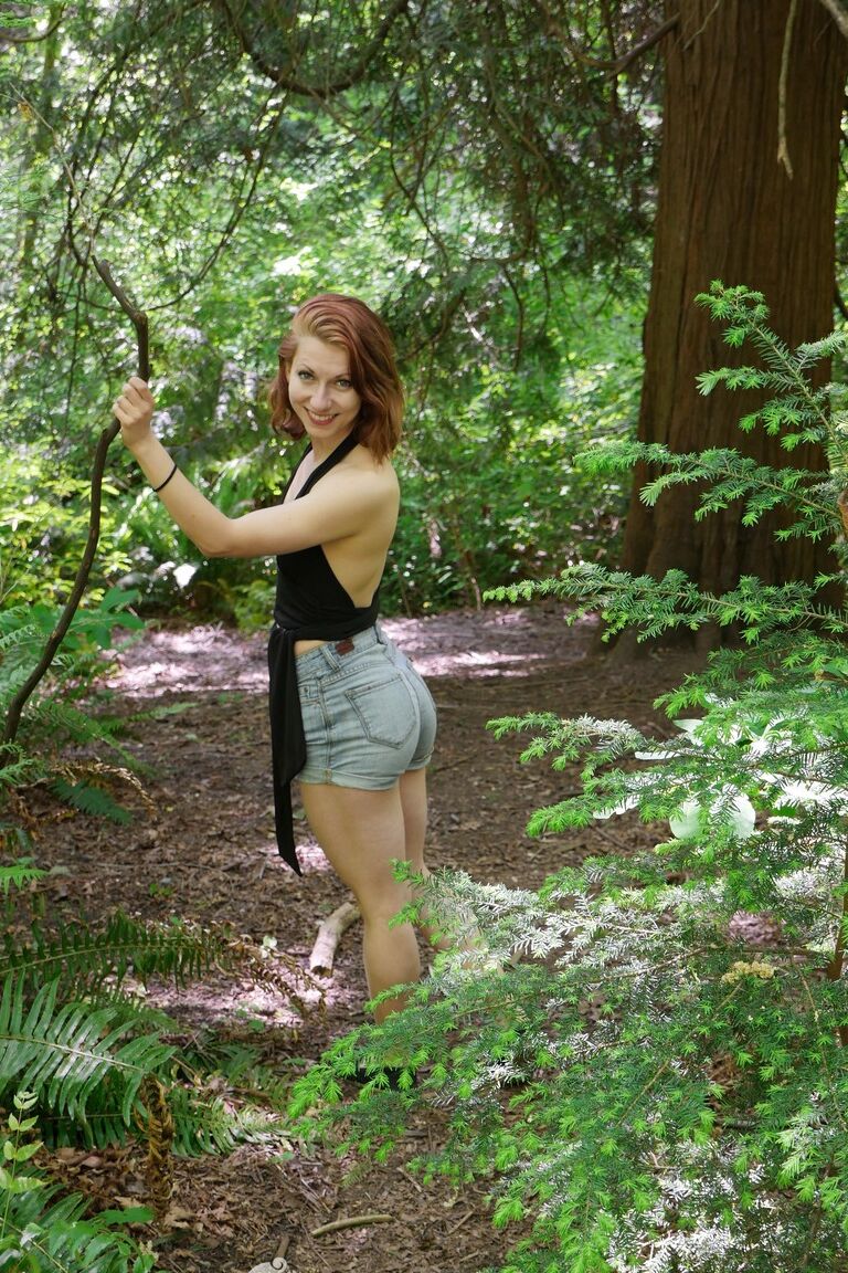 17P A doce adolescente ruiva Anja exibindo seus peitos minúsculos na floresta