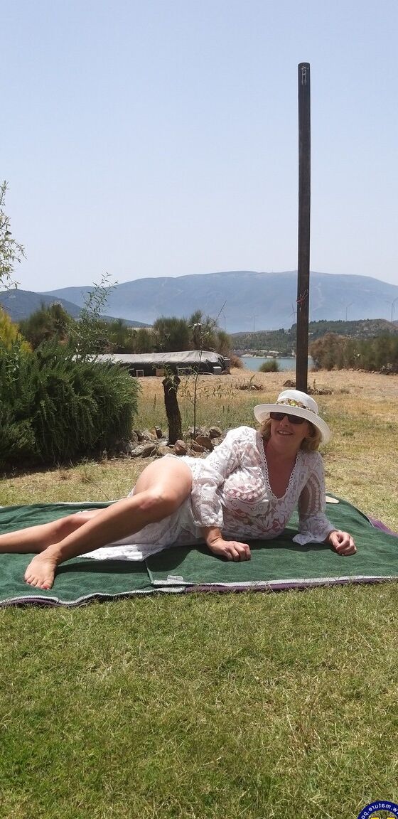 16P Madura amateur luce un creampie después del sexo encima de una mesa de picnic