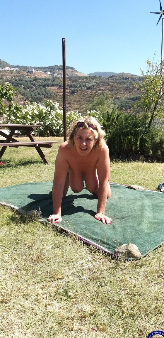 16P Madura amateur luce un creampie después del sexo encima de una mesa de picnic
