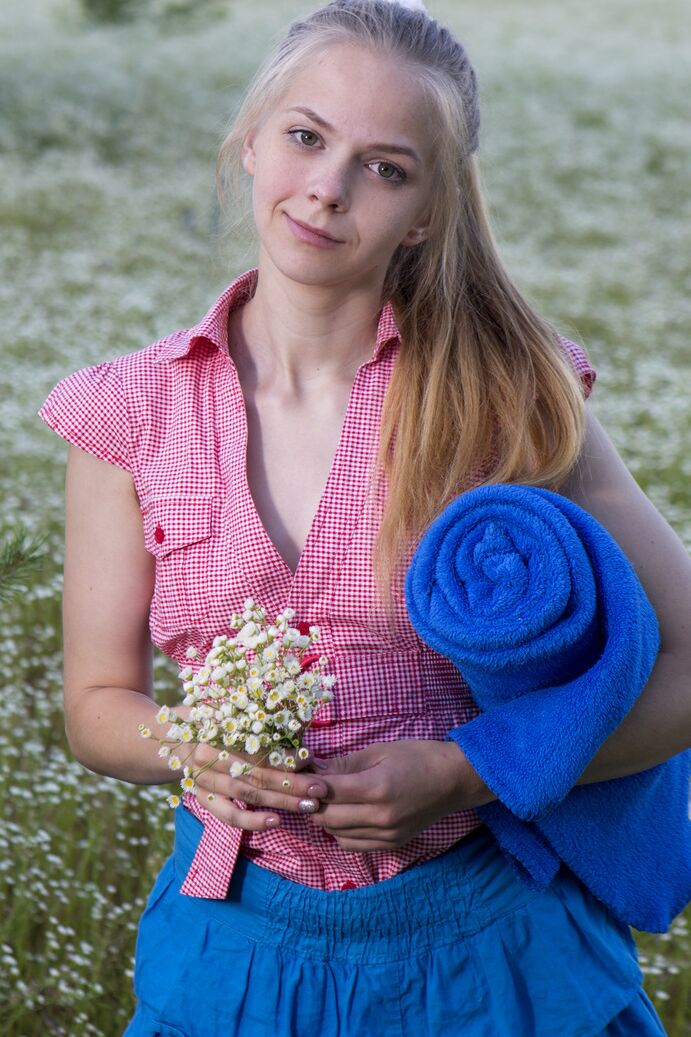 20P Die blonde Teenagerin Nastyshka breitet eine Decke auf einem Feld aus, bevor sie sich völlig nackt auszieht