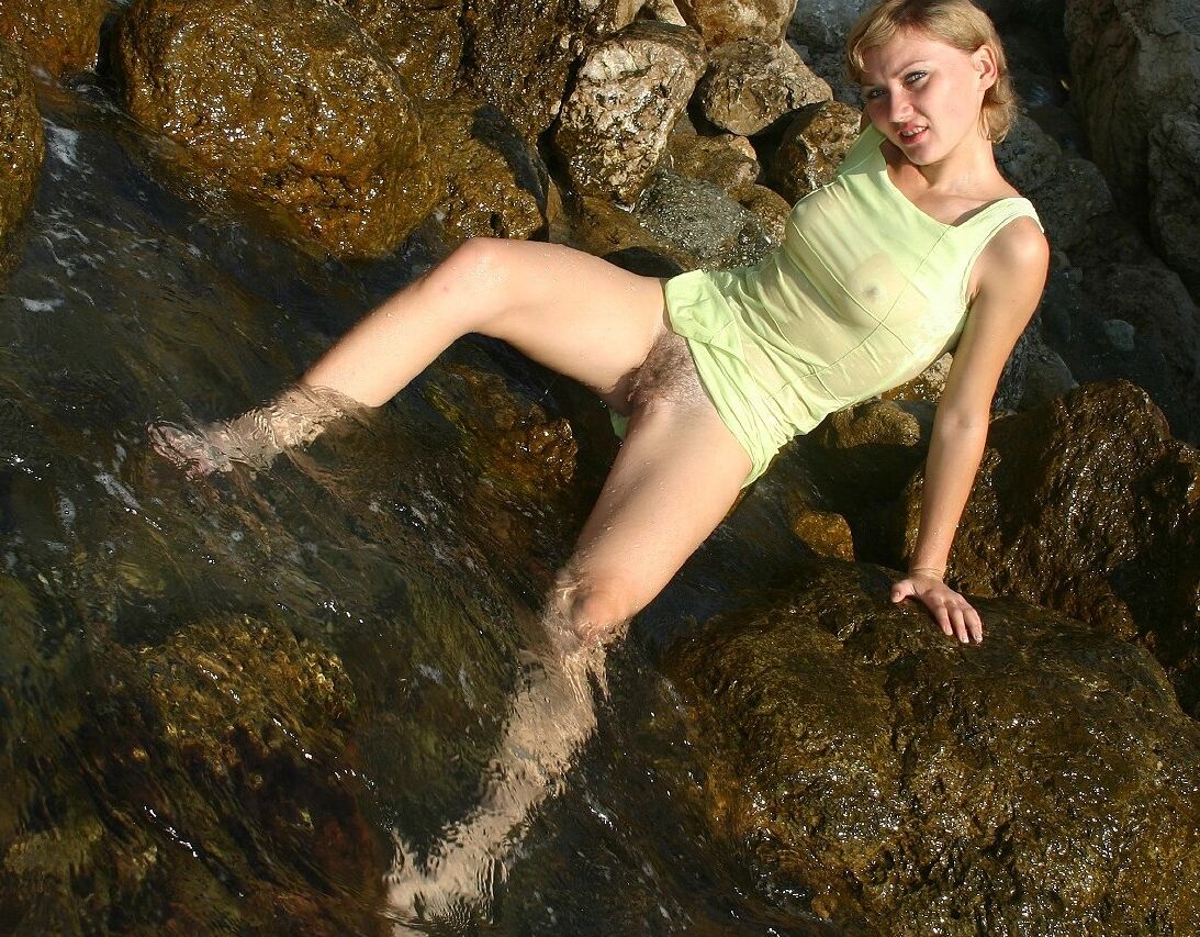 21P Die schlanke Teenagerin Tanya S zeigt am Strand ihre kleinen Titten und ihre haarige Vagina