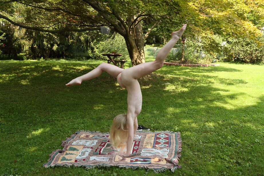 16P A linda loira Emma Starletto mostra sua flexibilidade enquanto nua no quintal