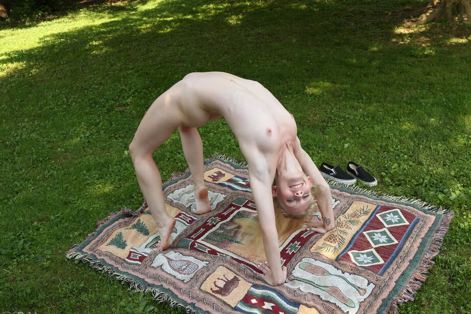 16P A linda loira Emma Starletto mostra sua flexibilidade enquanto nua no quintal