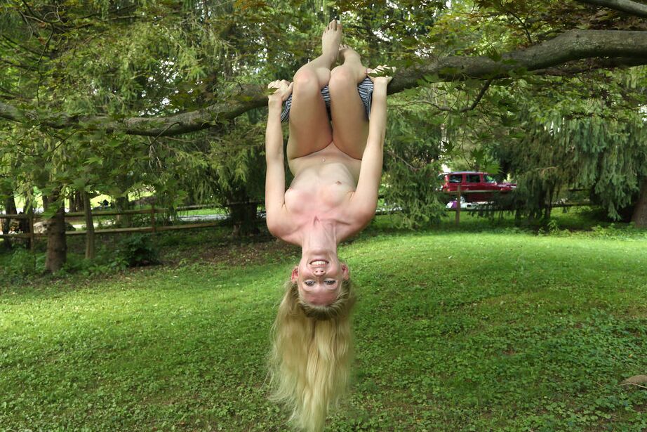 16P A linda loira Emma Starletto mostra sua flexibilidade enquanto nua no quintal