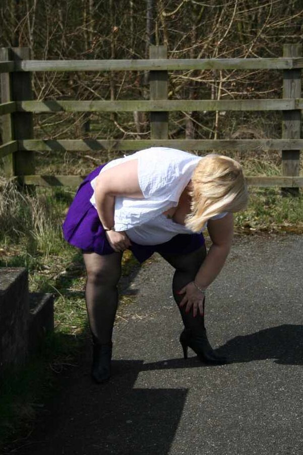 20P 肥満イギリス人アマチュアのレクシー・カミングスが歩道橋を渡る前に小便をする