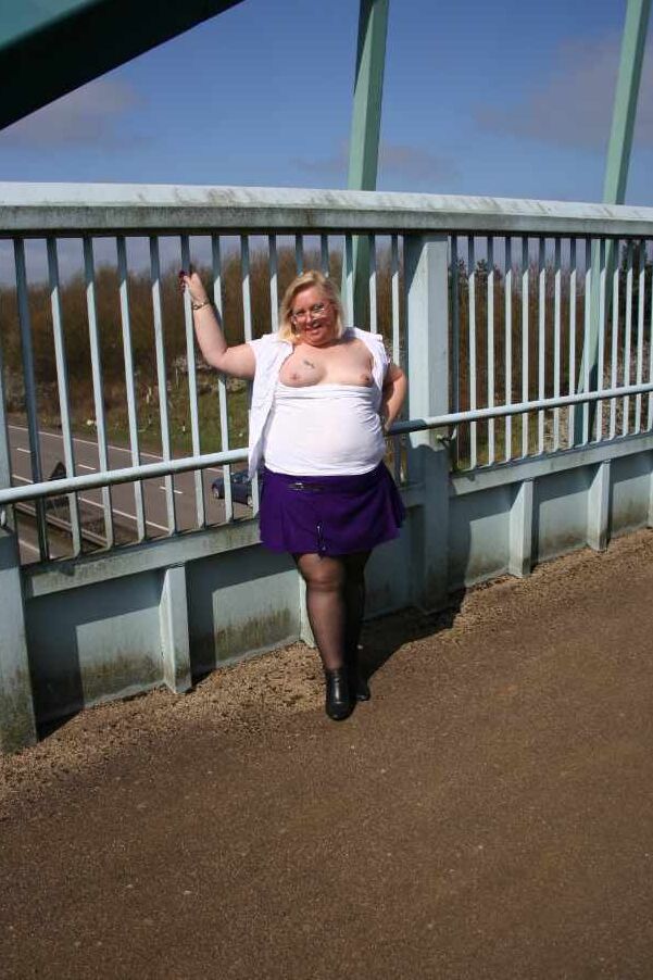 20P 肥満イギリス人アマチュアのレクシー・カミングスが歩道橋を渡る前に小便をする