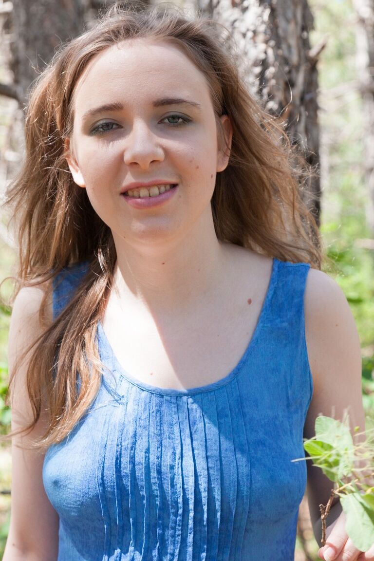 21P La brune aux petits seins Isabel Stern exhibe son buisson dans les bois