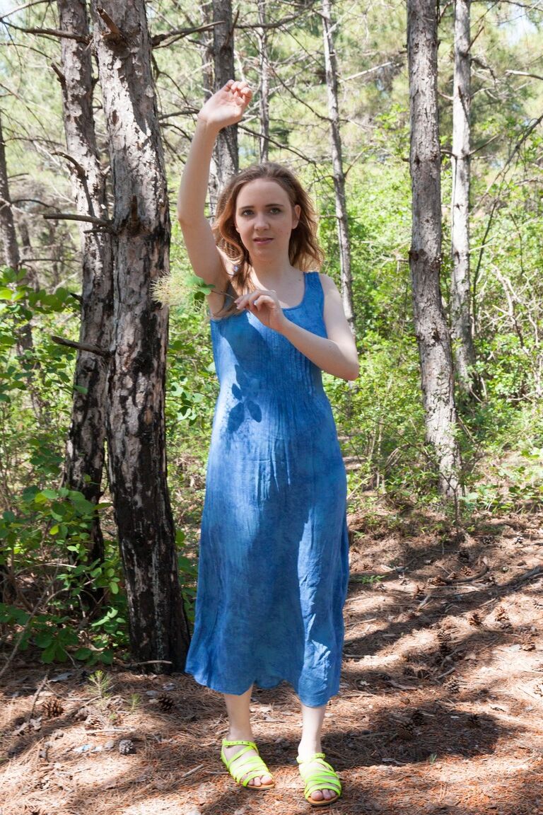 21P La brune aux petits seins Isabel Stern exhibe son buisson dans les bois