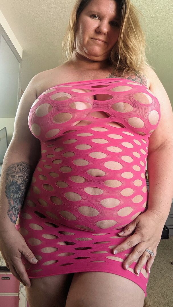 16P Amadora com sobrepeso Busty Krisann posa nua em sua casa