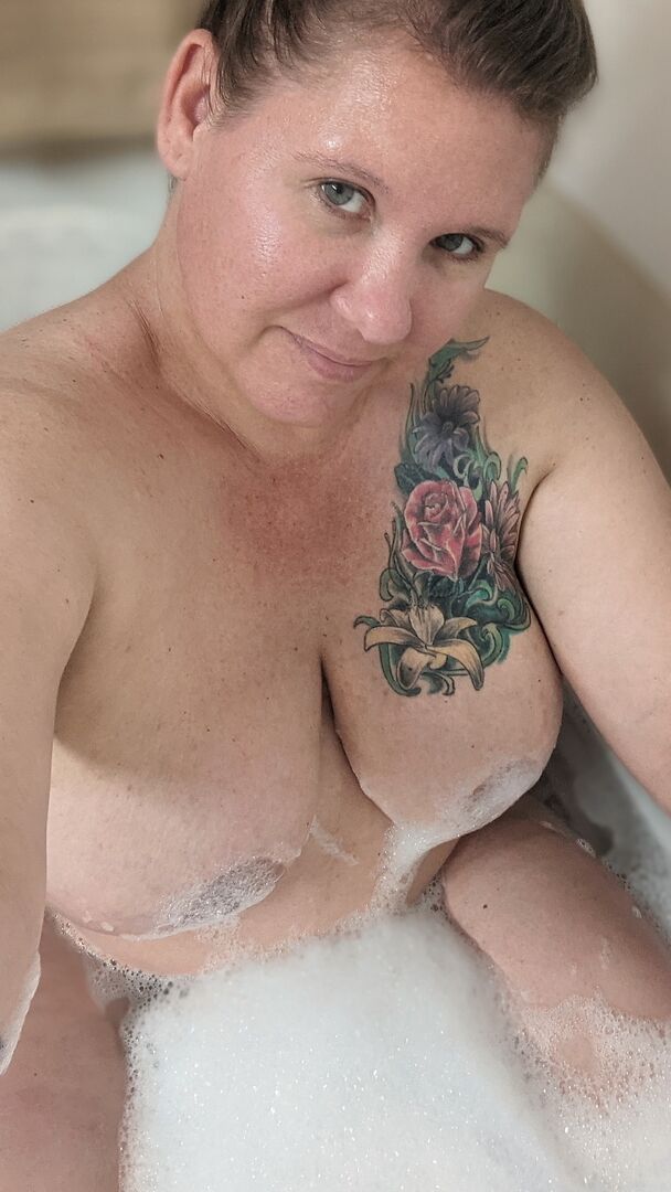 16P Amadora com sobrepeso Busty Krisann posa nua em sua casa