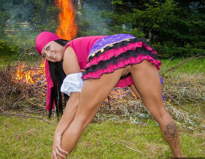 19P Attraktive MILF mit großen Brüsten Isis spreizt ihre kahle Muschi auf dem Campingplatz