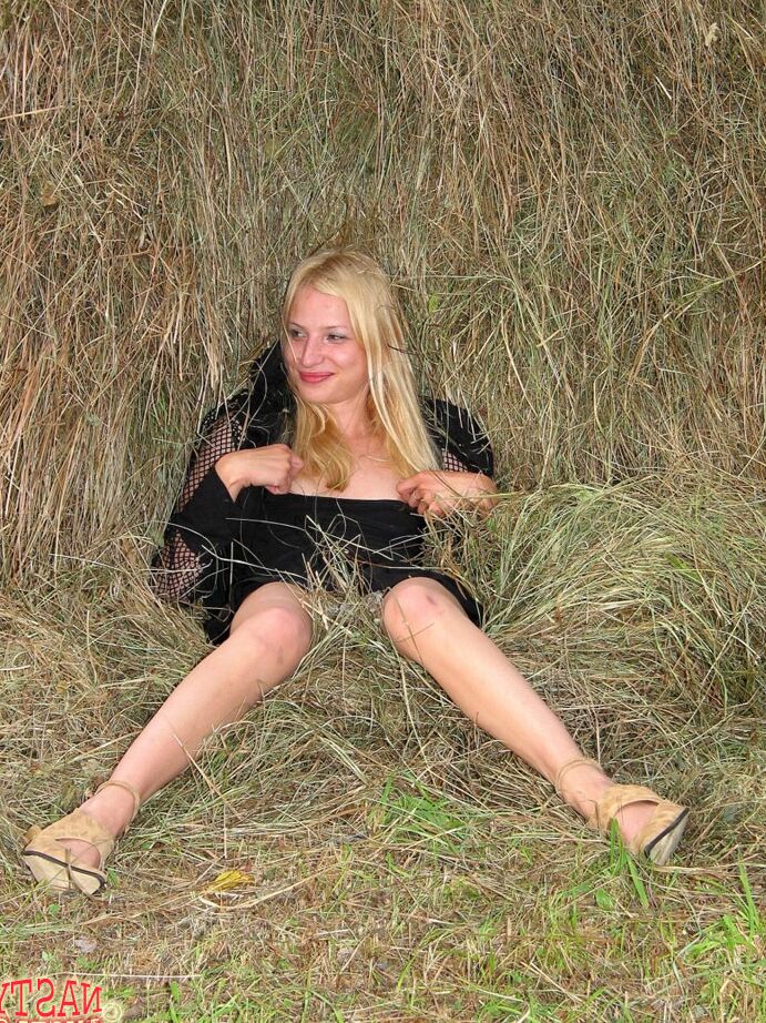 21P Blonde Amateurin Marianna enthüllt ihr Fickloch und ihre kleinen Titten auf einem Heuhaufen
