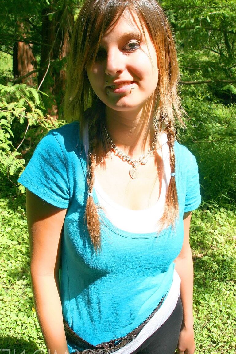 16P Cutie Britt Phillips em tranças removendo a blusa para expor seus peitos grandes ao sol