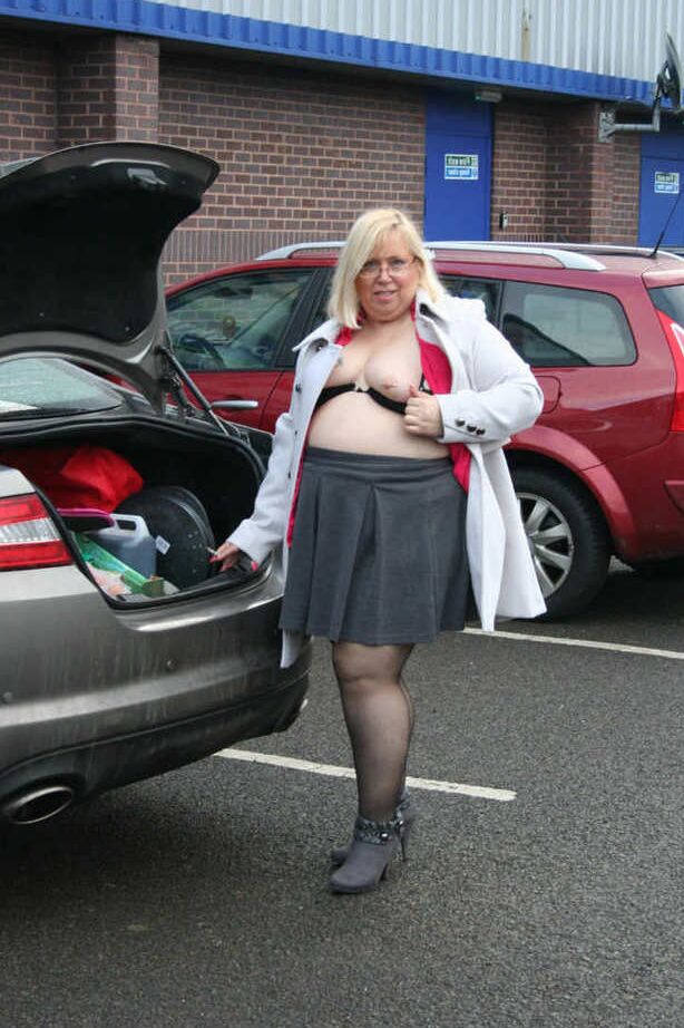 20P Lexie Cummings madura e gorda enorme revela bunda grande em meias
