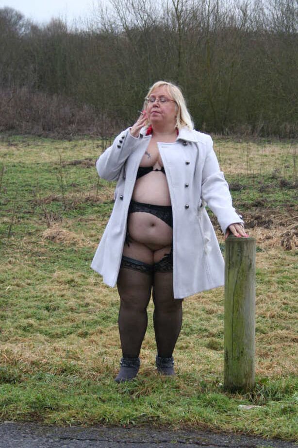 20P Lexie Cummings madura e gorda enorme revela bunda grande em meias