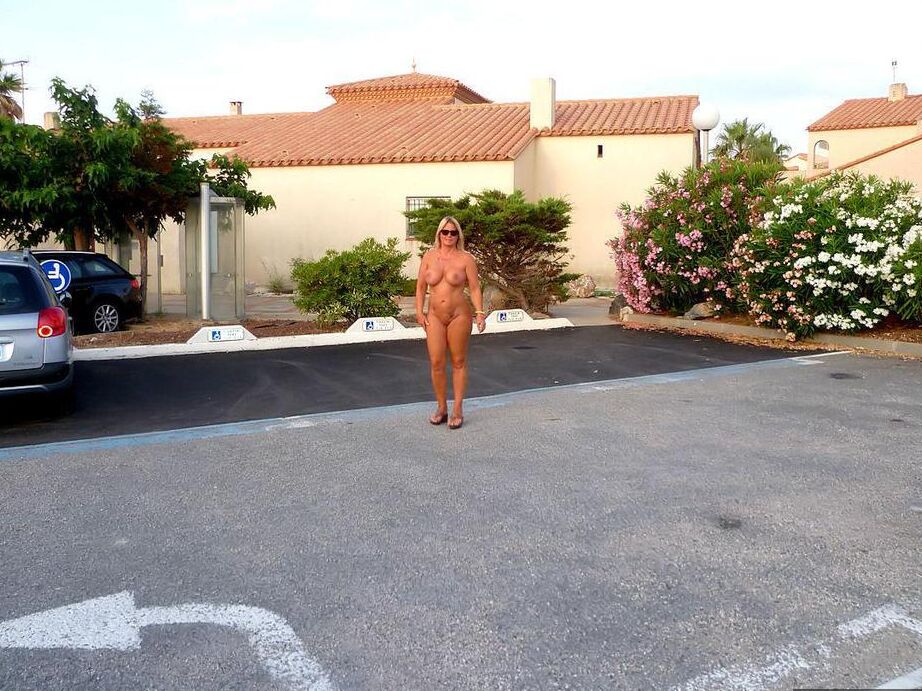 16P Mollige ältere Frau Nude Chrissy zieht sich in der Öffentlichkeit völlig aus